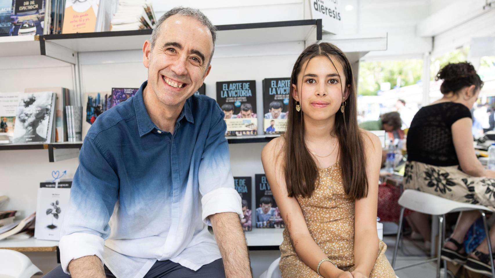 Siria Martínez, autora del libro 'Un hogar indestructible' y ganadora del concurso literario I Premio de Literatura Infantil y Juvenil 'Con la mirada de...' de Fundación Multiópticas, junto al ilustrador Nono Granero.