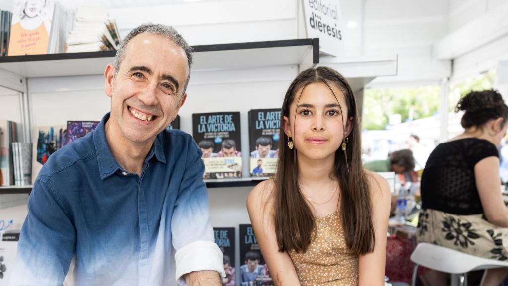 Siria Martínez, autora del libro 'Un hogar indestructible' y ganadora del concurso literario I Premio de Literatura Infantil y Juvenil 'Con la mirada de...' de Fundación Multiópticas, junto al ilustrador Nono Granero.