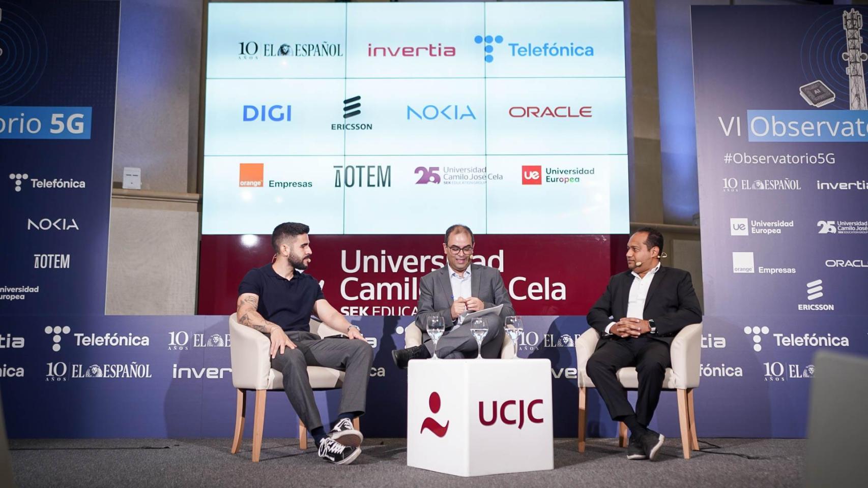 Víctor Jiménez, presidente de la Comisión de Conectividad de la Asociación Multisectorial de Empresas de la Electrónica, las Tecnologías de la Información y la Comunicación, de las Telecomunicaciones y de los Contenidos Digitales (AMETIC) y Álvaro Guadalajara, head of Operations para el sur de Europa de Utiq, junto con el redactor jefe de Invertia, Alfonso Muñoz, en la mesa La innovación en la industria digital del VI Observatorio 5G de EL ESPAÑOL.