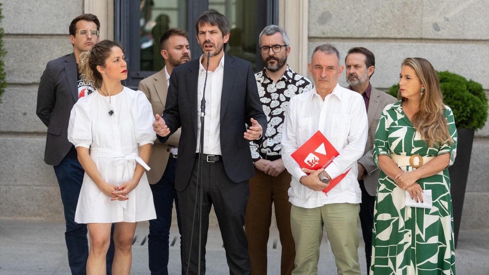 El portavoz de Sumar y ministro de Cultura, Ernest Urtasun, con el resto de representantes de la formación tras la reunión de seguimiento del pacto de coalición con el PSOE.