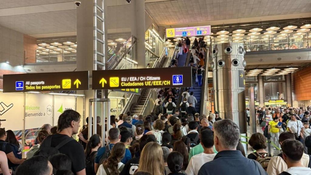 Pasajeros esperando en la terminal satélite de la T4.
