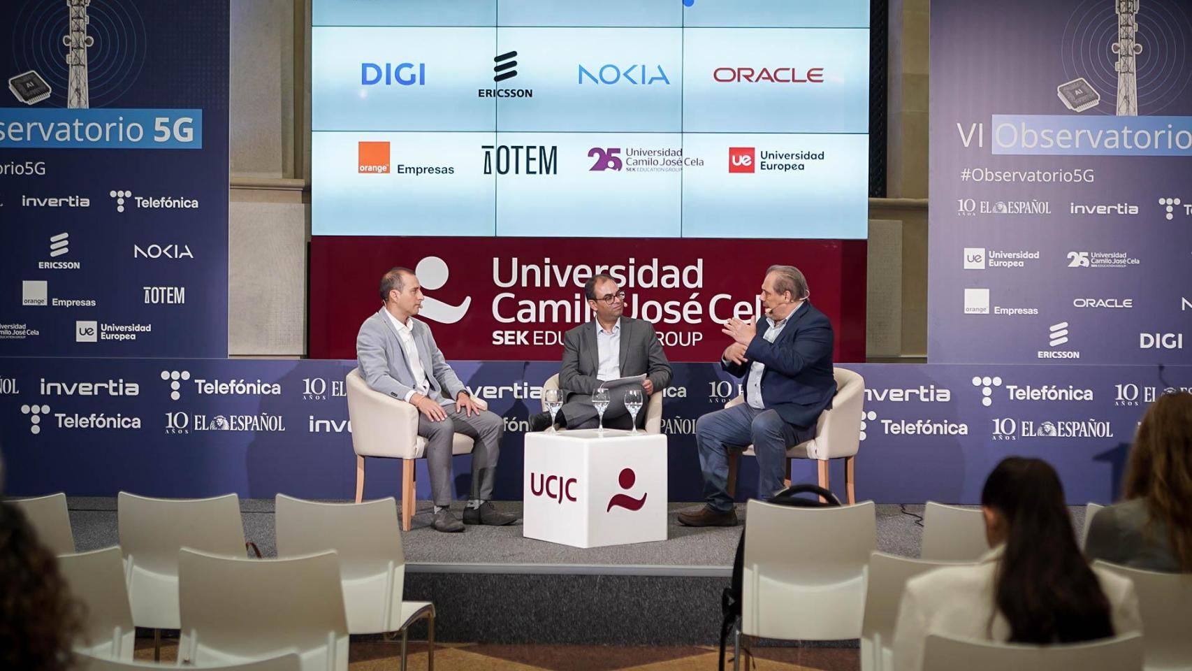 Alejandro de Fuenmayor, Cloud Solution senior manager de Oracle España, y Mariano Bartolomé, profesor de la Universidad Camilo José Cela, durante la mesa.