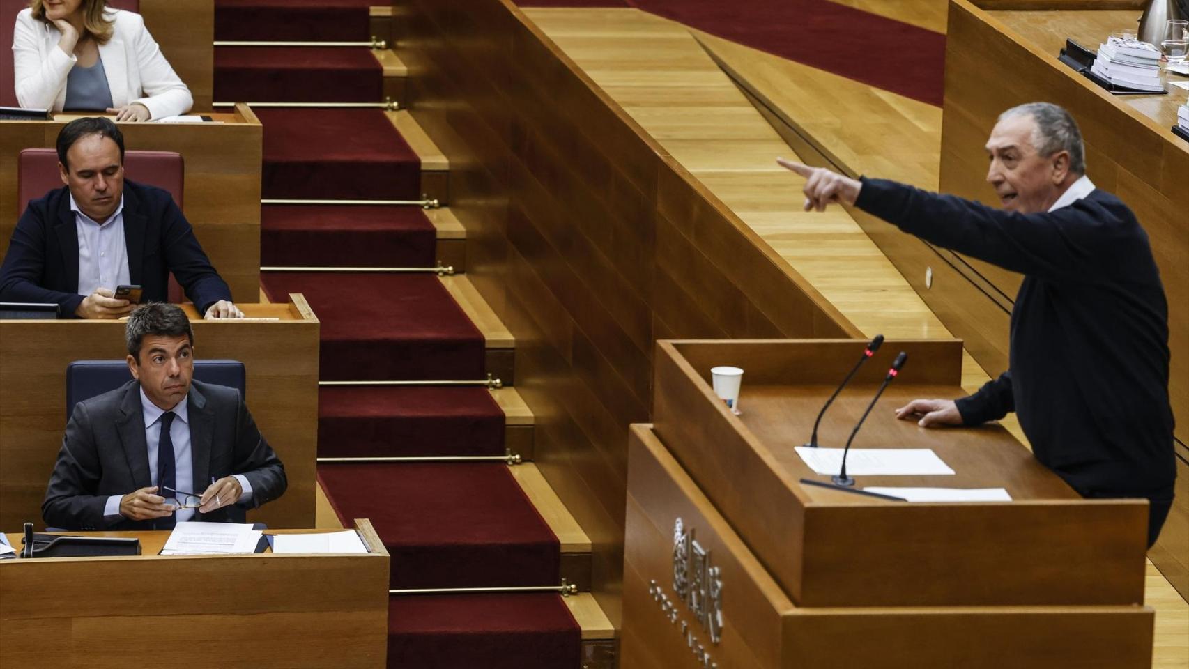 Joan Baldoví, en la tribuna de Les Corts bajo la mirada de Carlos Mazón. Rober Solsona / Europa Press