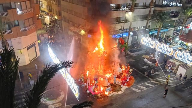 Vista de la cremà de la hoguera en Alfonso el Sabio con las portaladas listas.
