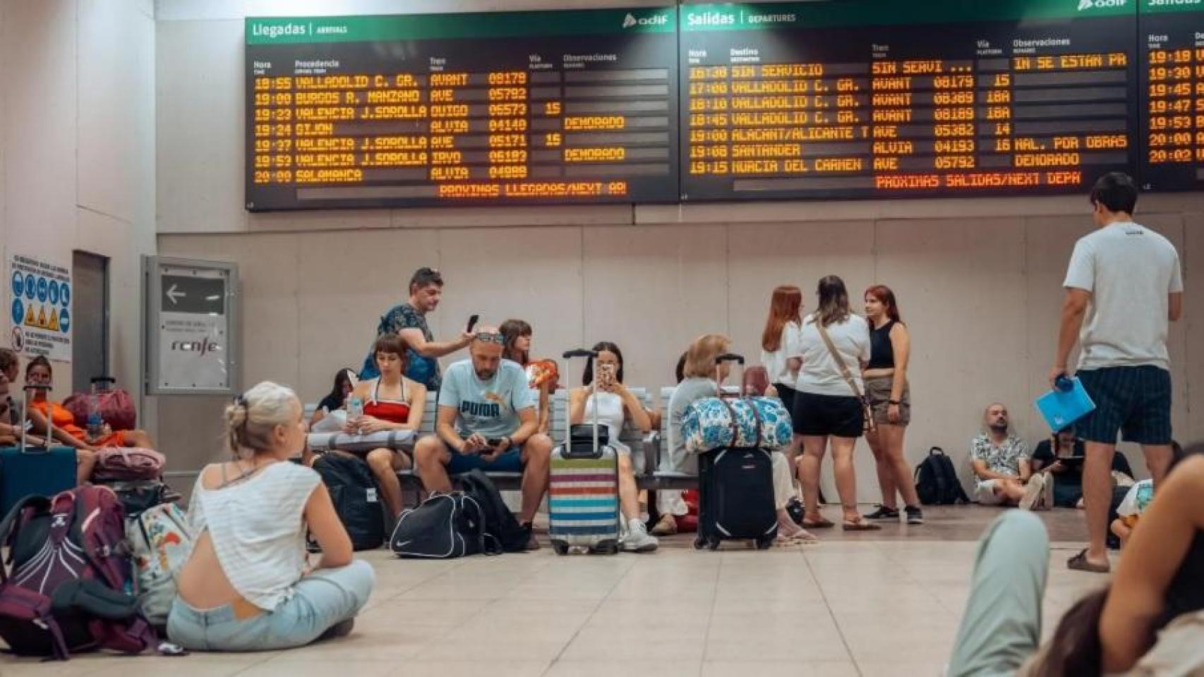 Personas afectadas por el retraso en Chamartín.
