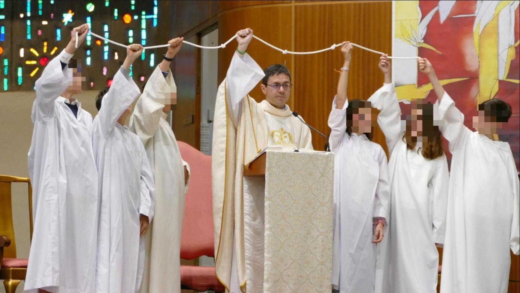 En el centro de la imagen Diego M., el sacerdote de Burgos detenido por corrupción de menores, durante un acto religioso.