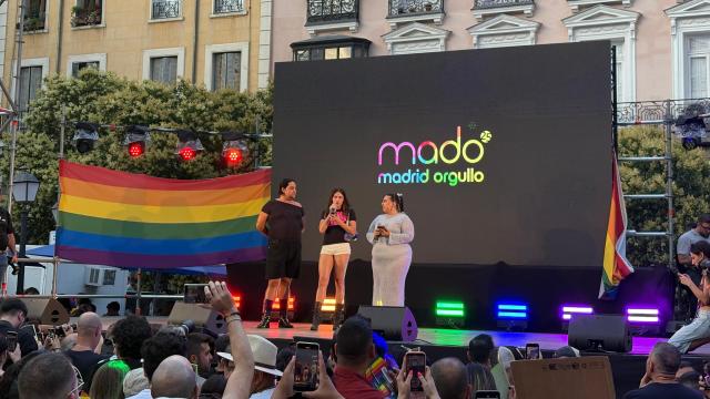 Yenesi dando el pregón del Orgullo 2025 en el momento en el que critica al Gobierno de la Comunidad de Madrid.