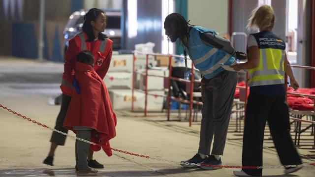Un menor no acompañado, rescatado de una patera con 85 personas a bordo, en el puerto de Gran Tarajal (Fuerteventura).