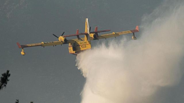 Un avión de extinción de incendios trabaja en la extinción del incendio.