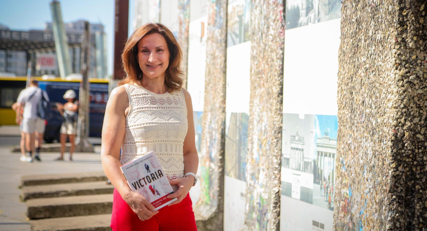 Paloma Sánchez-Garnica con su libro junto al muro de Berlín. Foto: Javier Ocaño