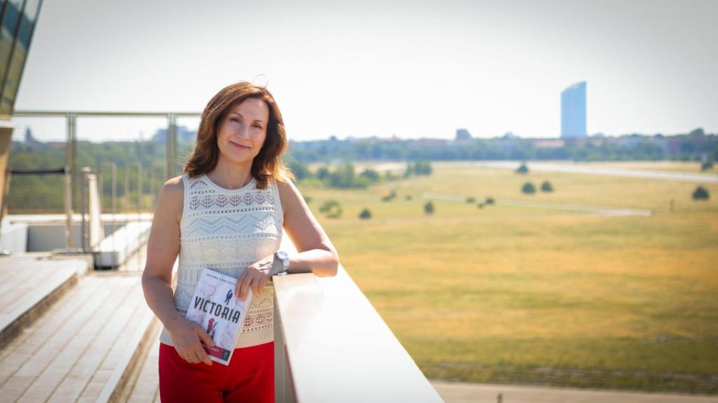La autora en la azotea de Tempelhof, el antiguo aeropuerto que fue clave durante el puente aéreo en 1948. Foto: Javier Ocaño