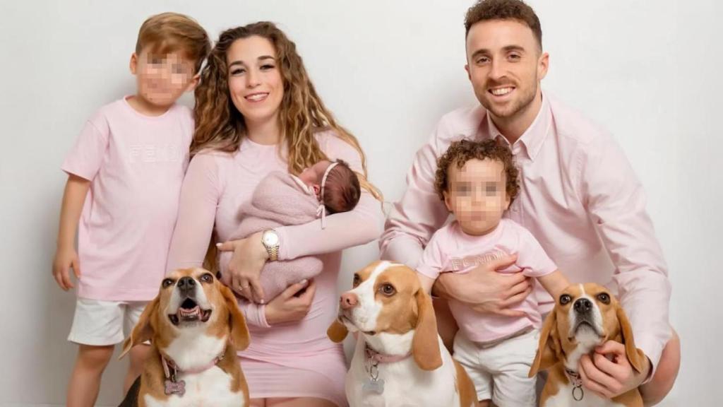 Diogo Jota, junto a su mujer, hijos y perros en un retrato familiar