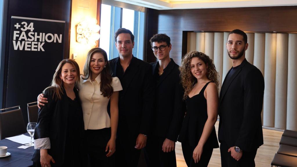 Ricardo Apitz junto al equipo de +34 Fashion Week en el evento de presentación.