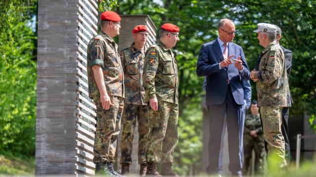 El canciller alemán, Friedrich Merz, habla con soldados en el llamado Bosque del Recuerdo tras su visita al Comando Operacional de las Fuerzas Armadas Alemanas (Bundeswehr) en Schwielowsee, cerca de Berlín, Alemania , el 28 de junio de 2025.