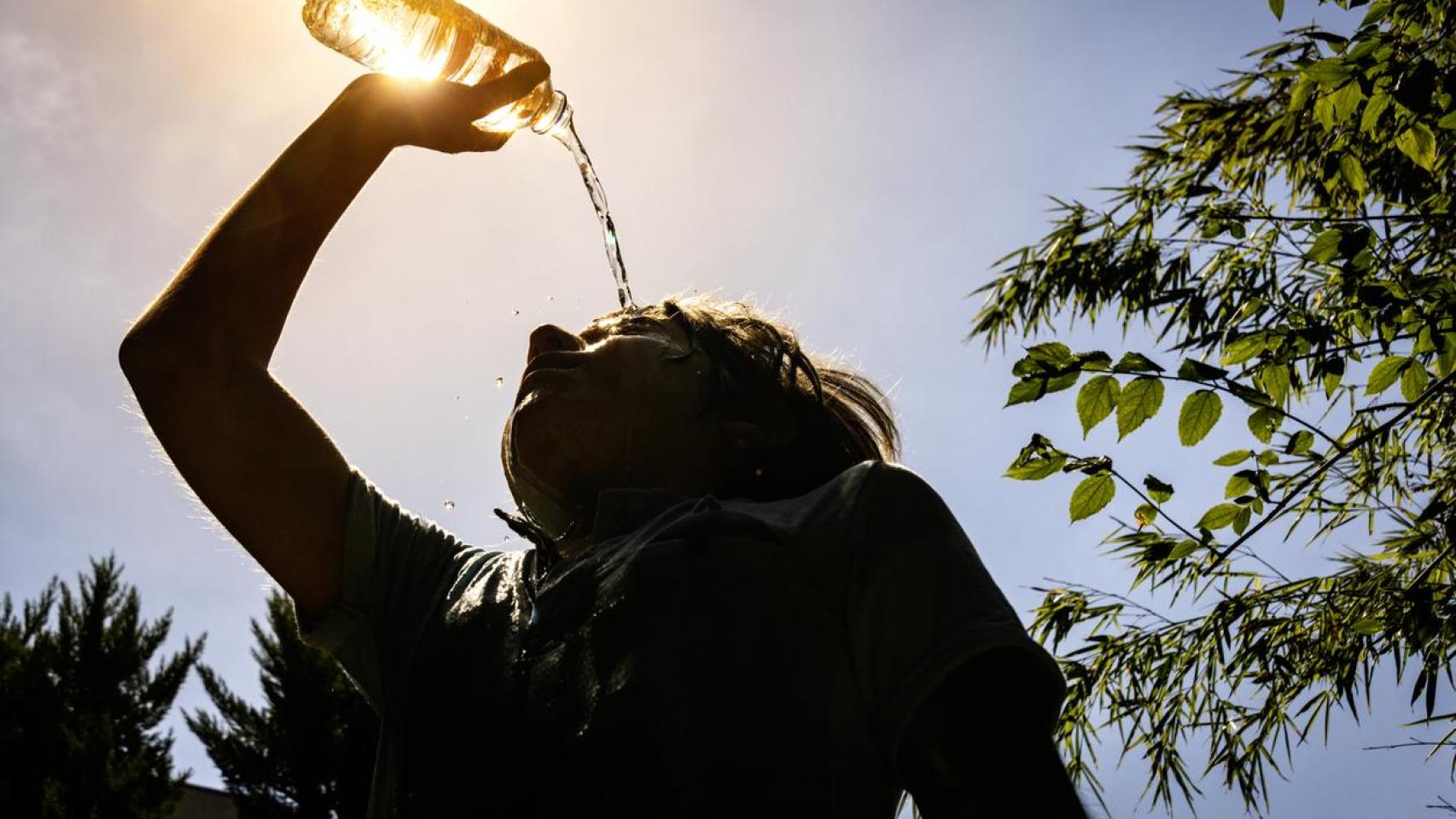 Una mujer refrescándose.