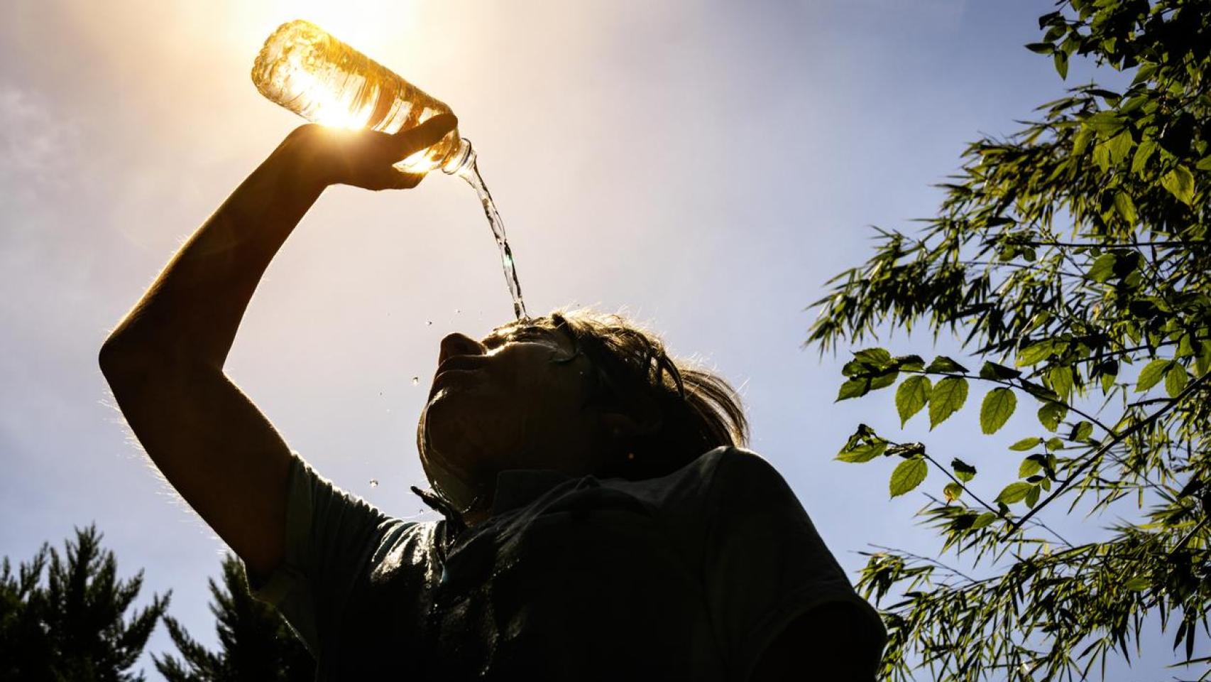 Una mujer se echa agua en plena ola de calor.
