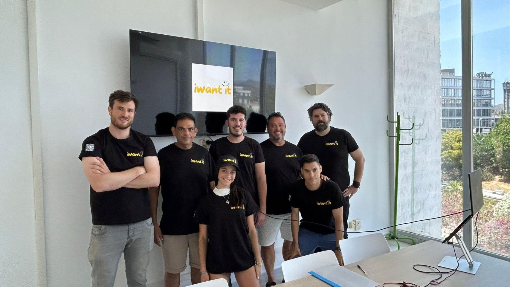 Una imagen de equipo de Iwanit, con Alexandra Escudero en el centro. Su padre, Manuel Escudero, es el segundo desde la derecha en la fila superior.