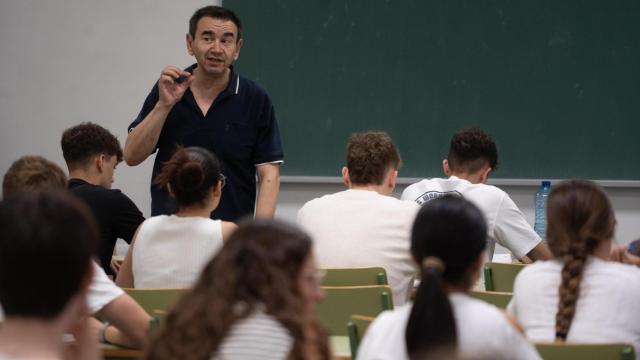 Un profesor durante la primera jornada de selectividad 2025 en Valencia. Europa Press / Jorge Gil