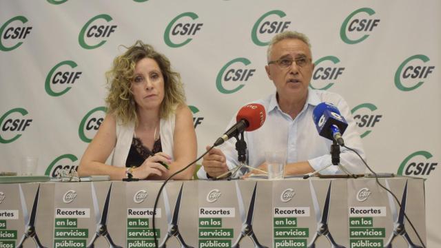 De izquierda a derecha, la secretaria de Acción Sindical de CSIF Castilla-La Mancha, Marisa García y el presidente de CSIF en la región, Lorenzo Domínguez.