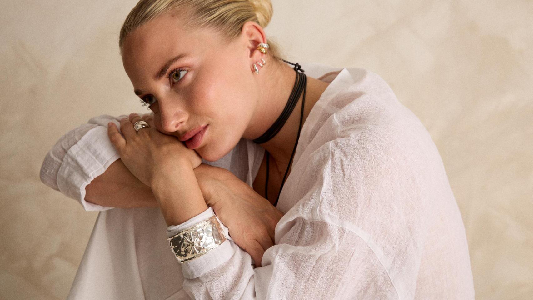 Modelo de Dosprimeras luciendo la nueva colección de la marca.