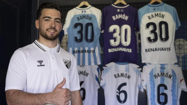 Ramón Enríquez, con todas su camisetas del Málaga CF