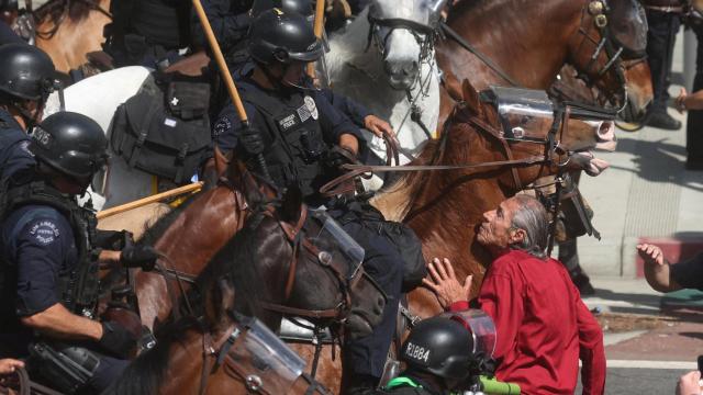 Un manifestante bloquea el paso a agentes de la Policía Montada durante una protesta No Kings contra las políticas del presidente de EEUU, Donald Trump, y las redadas migratorias federales, en Los Ángeles, California, el 14 de junio de 2025.