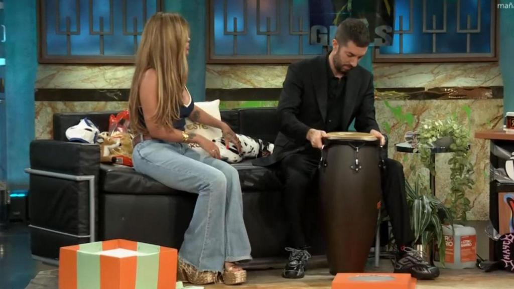 Karol G regaló una conga a David Broncano.