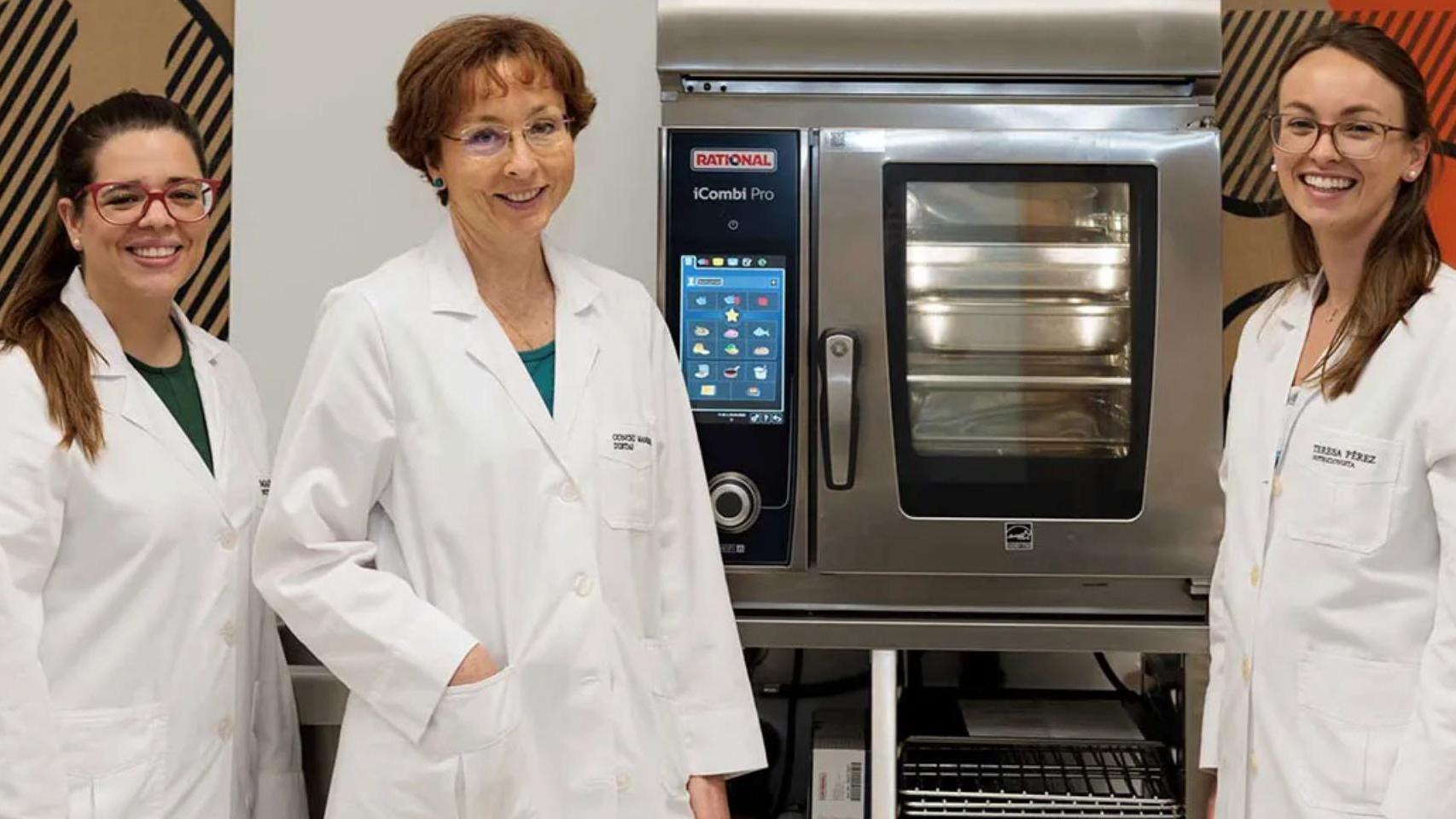 La doctora Concepción Manrique (centro) junto a Maru Dulcich y Teresa Pérez, del Servicio de Hospitalidad de la Clínica Universidad de Navarra.