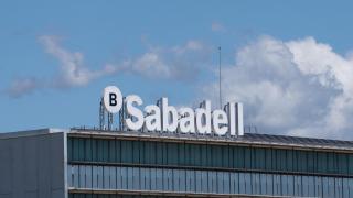 Sabadell teme que BBVA amplíe capital para una segunda opa y diluya a los accionistas que acepten la primera