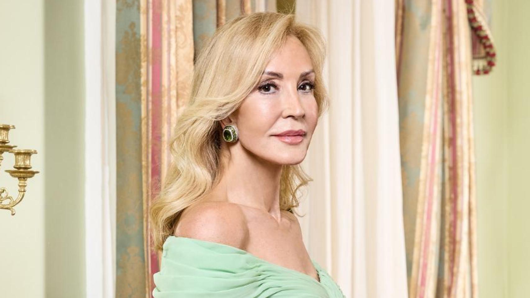 Carmen Lomana con un diseño de Alejandro de Miguel.