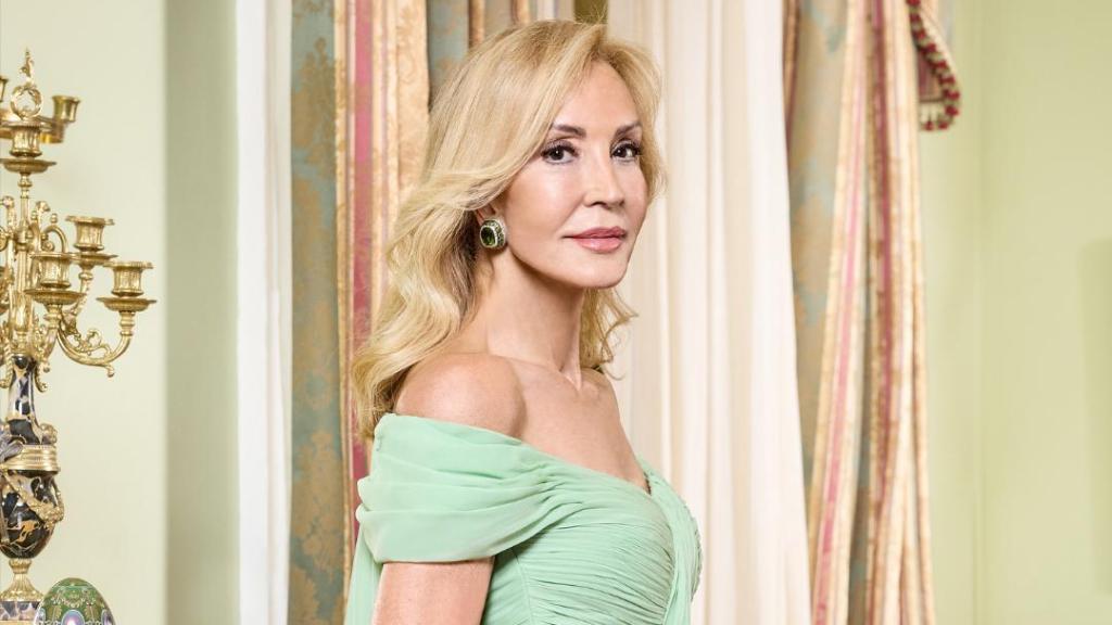 Carmen Lomana con un diseño de Alejandro de Miguel.