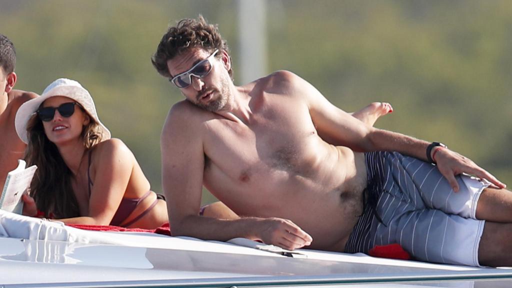 Pau Gasol, durante unas vacaciones en Ibiza en 2018, con su mujer, Catherine McDonnell.