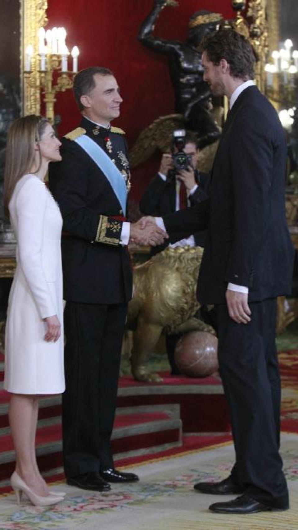 Pau Gasol, con los Felipe VI y Letizia, en la recepción que ofrecieron los Reyes en el Palacio Real de Madrid con motivo de la proclamación, el 19 de junio de 2014.