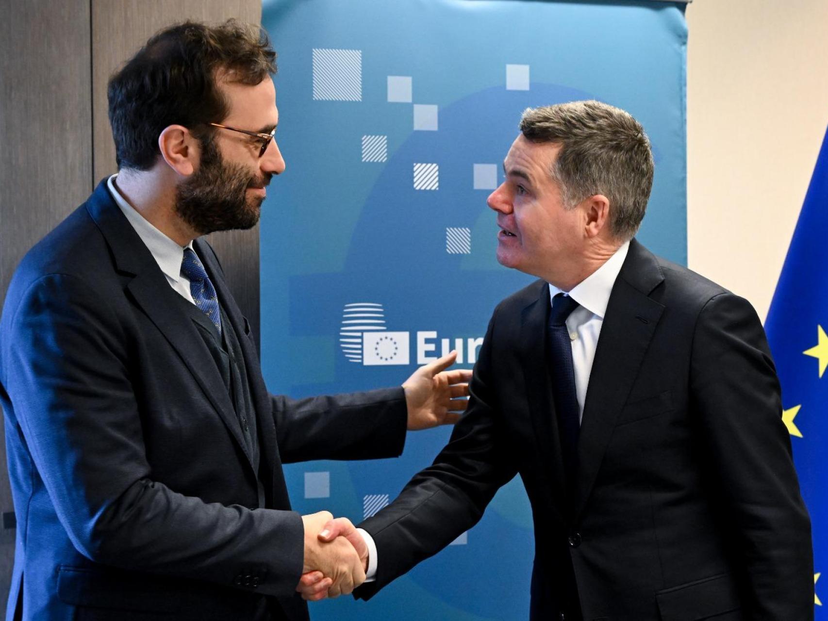 El ministro de Economía, Carlos Cuerpo, conversa con su homólogo holandés durante el último Eurogrupo celebrado en junio en Luxemburgo