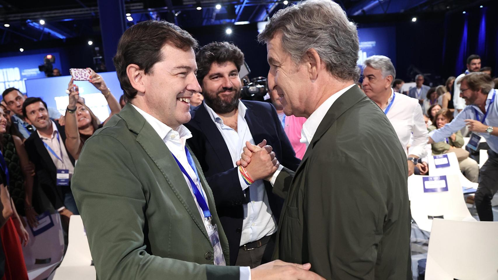 El presidente de la Junta y del PPCyL, Alfonso Fernández Mañueco, saluda al presidente del PP, Alberto Núñez Feijóo, a su llegada al XXI Congreso Nacional del partido, este viernes en Madrid