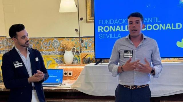 Roberto Fernández, miembro del club Tom Collins, junto al responsable de Administración de la casa de la Casa Ronald McDonald Sevilla, Álvaro Rodríguez,