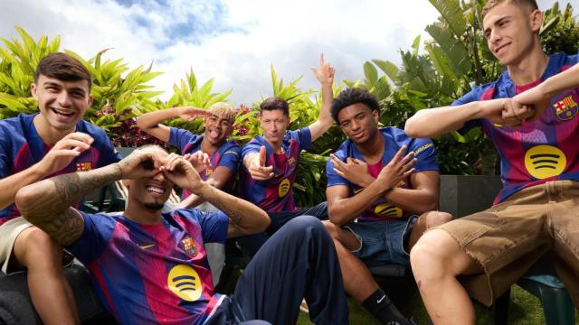 Imagen promocional de la nueva camiseta del FC Barcelona para la temporada 2025/26