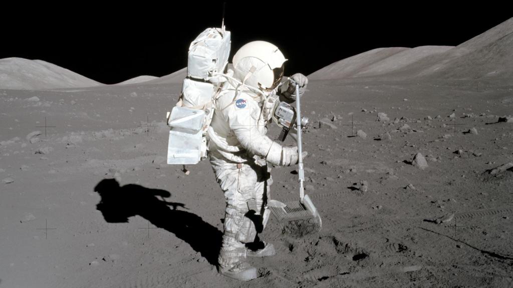El geólogo Harrison H. Schmitt durante la misión Apolo 17 recolectando muestras de material lunar el 11 de diciembre de 1972. Foto: NASA