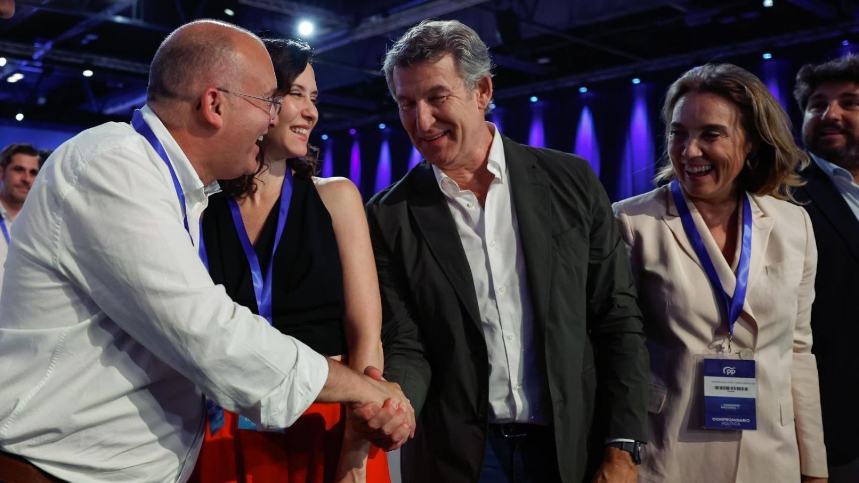 El líder del PP, Alberto Núñez Feijóo, la presidenta de la Comunidad de Madrid, Isabel Díaz Ayuso (izda), y Cuca Gamarra, nueva vicesecretaría de Regeneración Institucional,  durante el Congreso Nacional del PP.