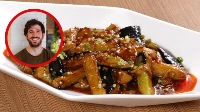 Álex Marugán y un plato de berenjenas salteadas con carne. Montaje de Cocinillas.