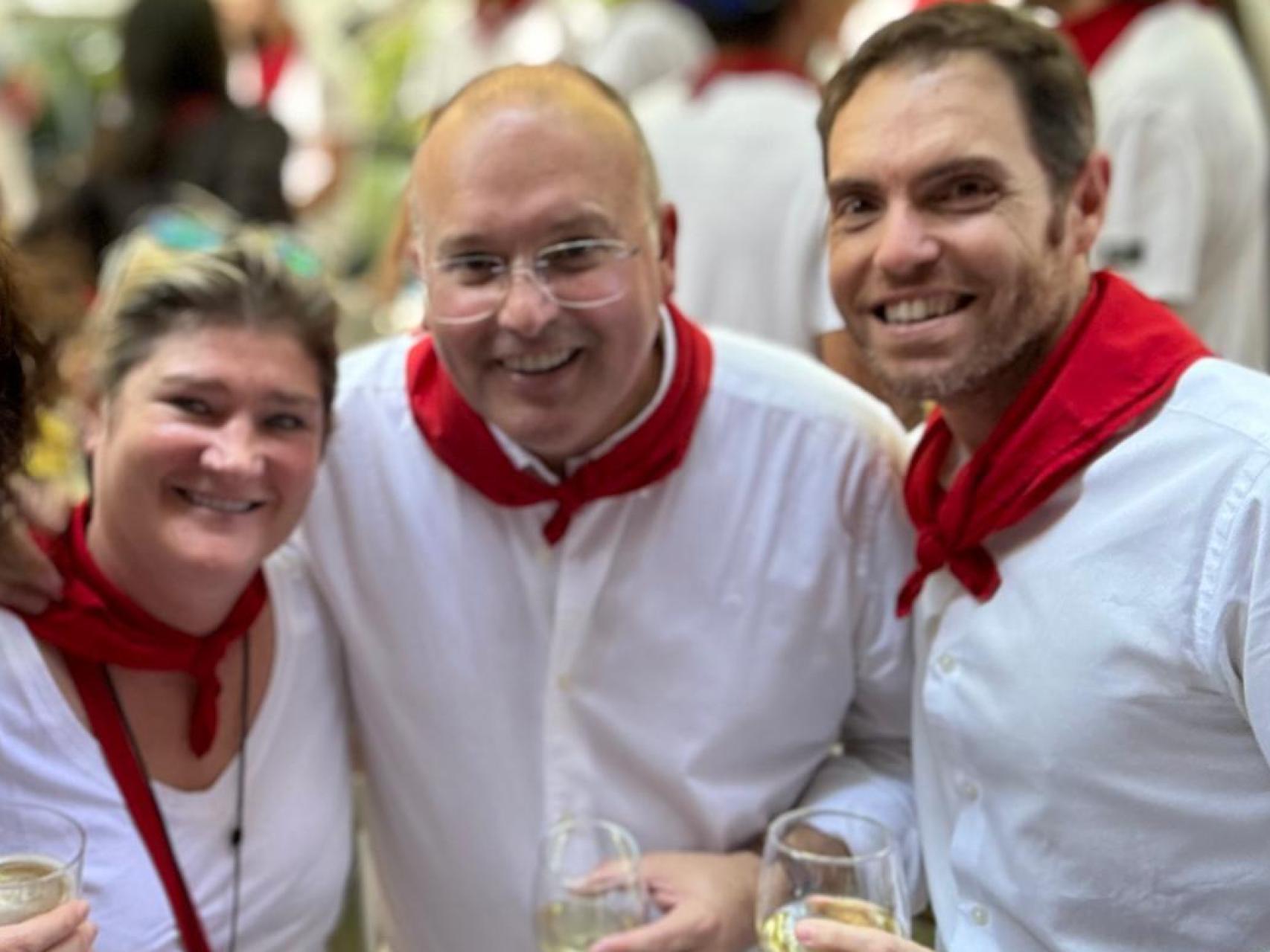 Miguel Tellado, con el diputado Sergio Sayas y otra compañera del PP en Pamploa durante los Sanfermines de 2024.