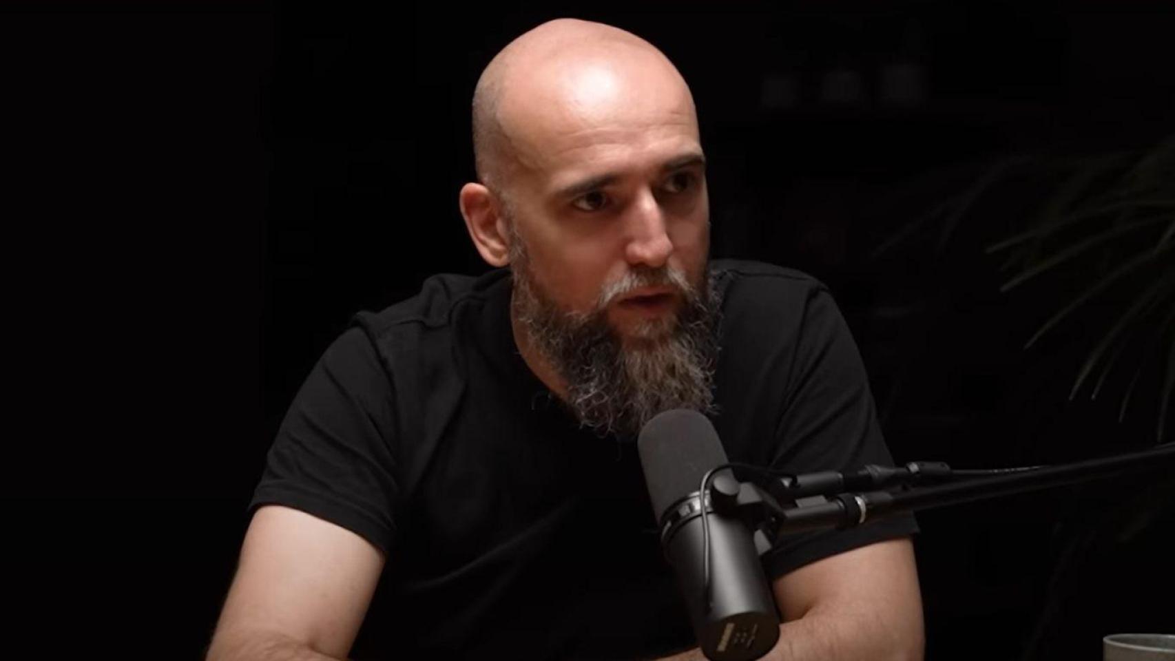 Jon Hernández opina sobre la IA durante una entrevista.