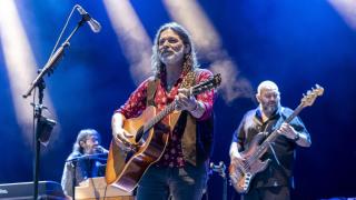 Quique González en las Noches del Botánico: la insobornable integridad del eterno músico de guardia