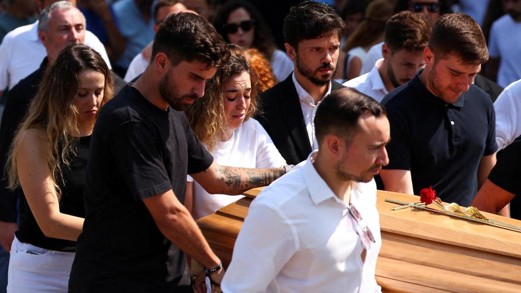 Rute, la viuda de Diogo Jota, acompaña al féretro de su marido acompañada de su cuñada.