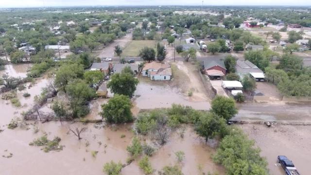 Un dron muestra las viviendas inundadas tras las lluvias torrenciales que provocaron al menos 25 muertos y cientos de desaparecidos en Texas.