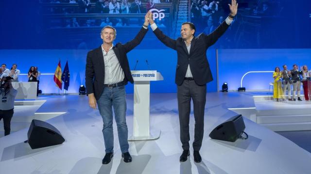 Alberto Núñez Feijóo, junto al primer ministro portugués, Luís Montenegro, en el Congreso del PP.