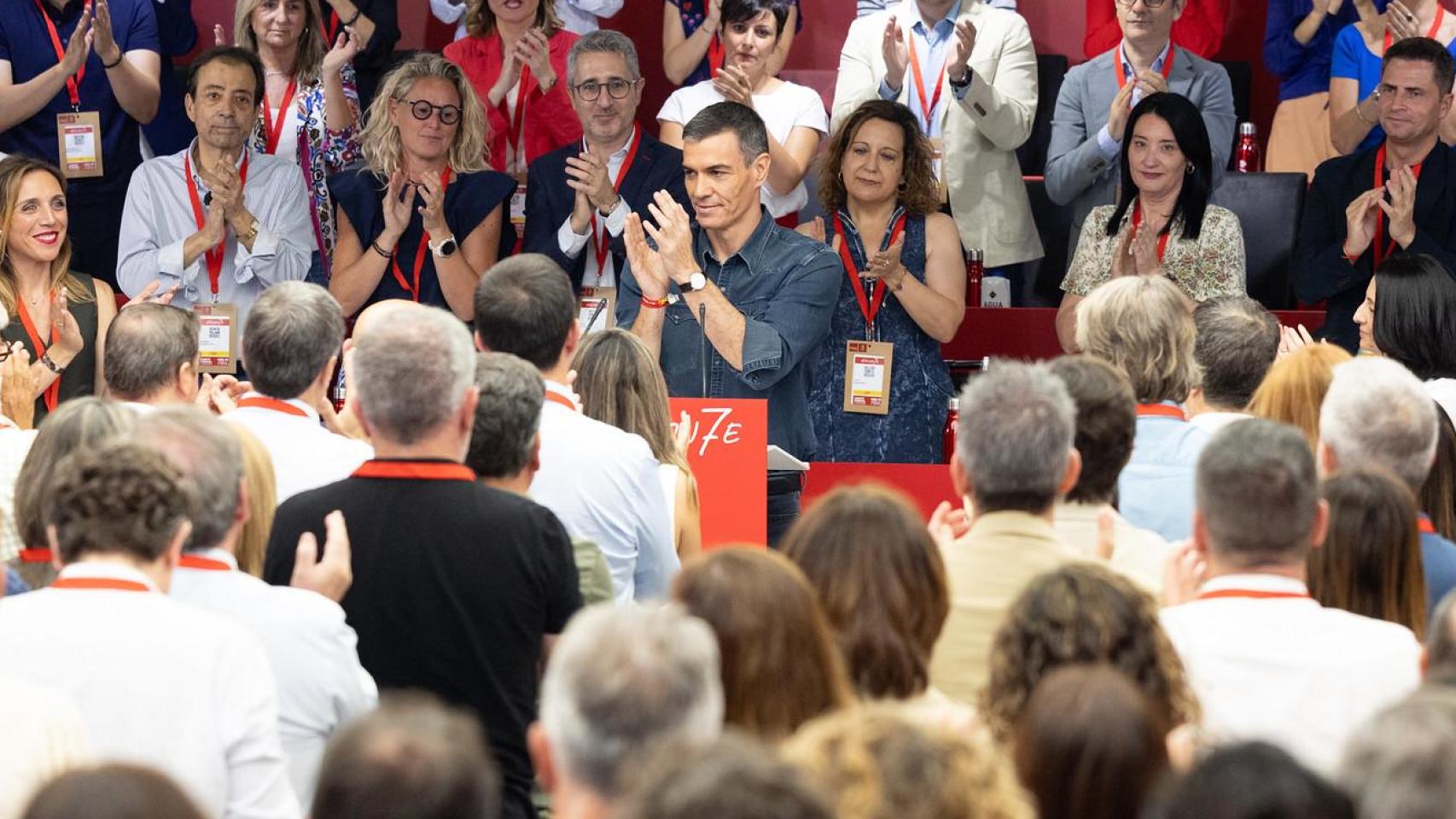 Pedro Sánchez, en el centro, recibe los aplausos en pie del Comité Federal, este sábado en la sede del PSOE en Madrid.