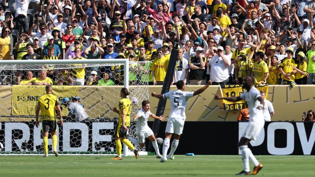 Los jugadores del Real Madrid celebran el gol de Fran García en el partido.