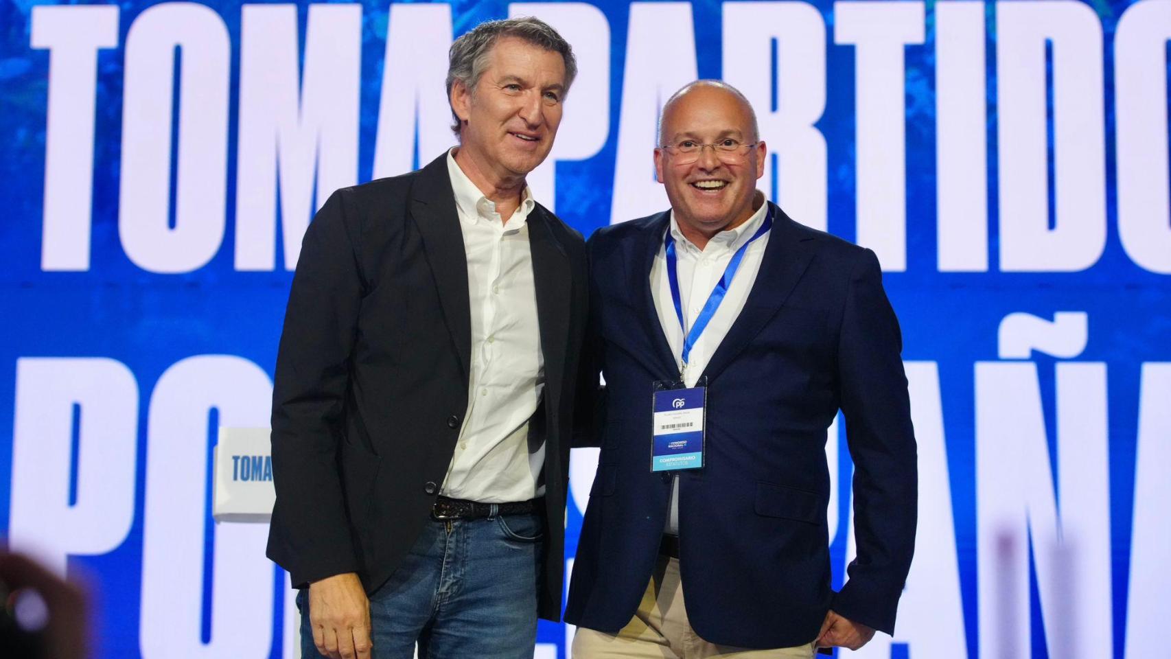 Miguel Tellado, nuevo secretario general del PP, junto a Alberto Núñez Feijóo, en el escenario del congreso.