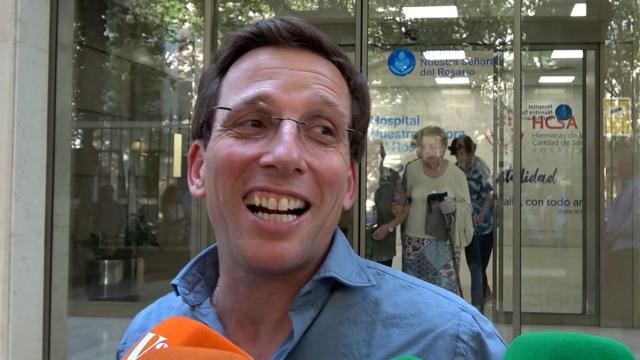 José Luis Martínez-Almeida, en una de sus visitas al hospital para ver a su mujer y a su hijo Lucas.